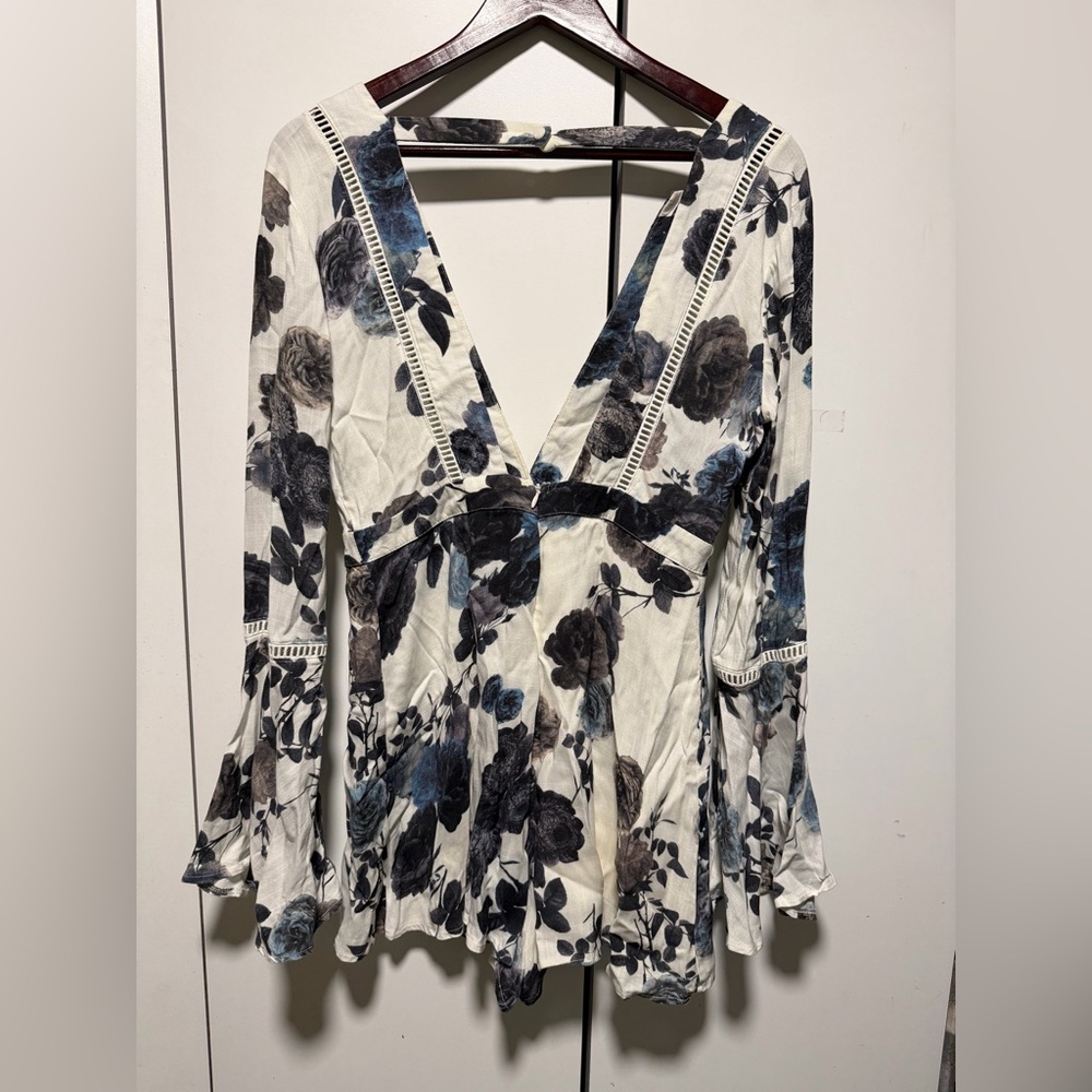 L'ATISTE Deep V-neck Bell sleeves
Floral Romper - Picture 4 of 7
